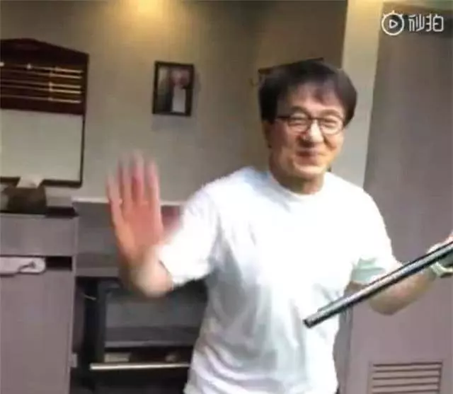 外媒曝成龍遺照因心臟病發去世,友人發文回應