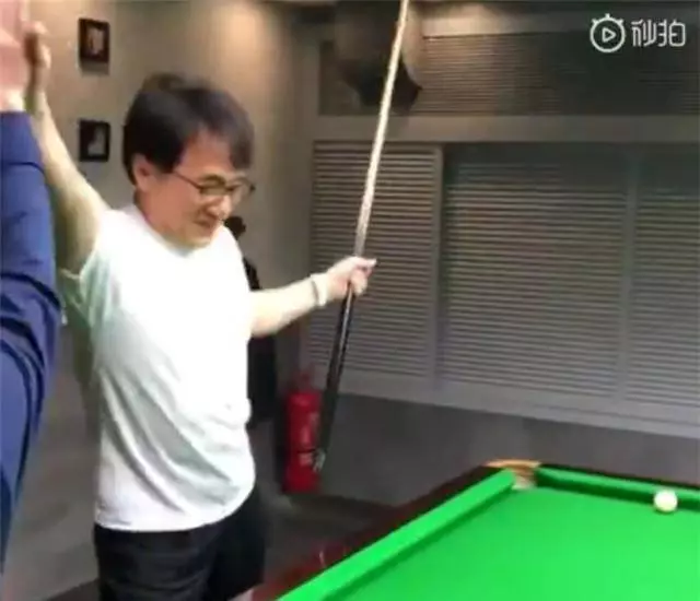 外媒曝成龍遺照因心臟病發去世,友人發文回應