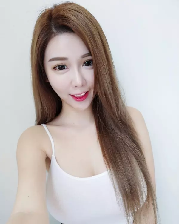 花香還有股奶香?!大馬「女神」周甄娜,業配乾燥花卻「完全失焦」?網民暴動:女神R!