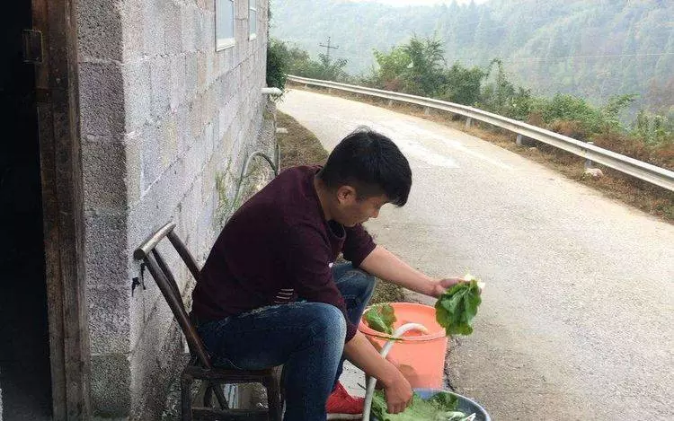 父親看不起農村女婿,吃飯時故意給女婿難堪,第二天談合同時傻住