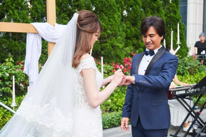 「動力火車」尤秋興50歲迎娶嬌妻!婚禮當天「媽媽沒辦法上台」,他感嘆太晚婚:是我不孝...