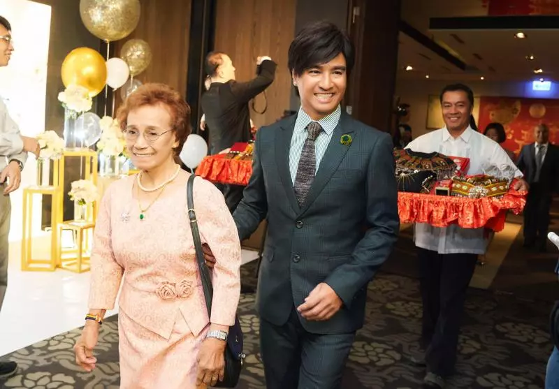 「動力火車」尤秋興50歲迎娶嬌妻!婚禮當天「媽媽沒辦法上台」,他感嘆太晚婚:是我不孝...