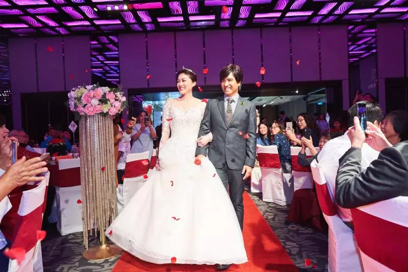 「動力火車」尤秋興50歲迎娶嬌妻!婚禮當天「媽媽沒辦法上台」,他感嘆太晚婚:是我不孝...