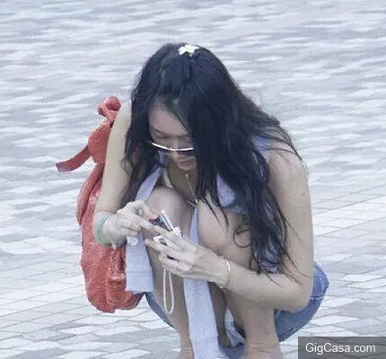 在後面,激動了半天,妹子出門急忘穿內衣了嗎?