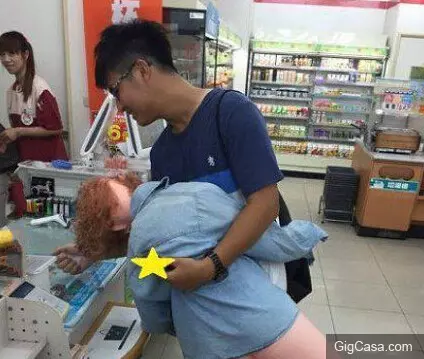 在後面,激動了半天,妹子出門急忘穿內衣了嗎?