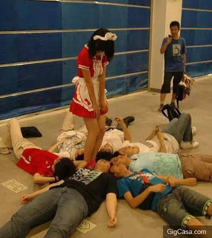 在後面,激動了半天,妹子出門急忘穿內衣了嗎?