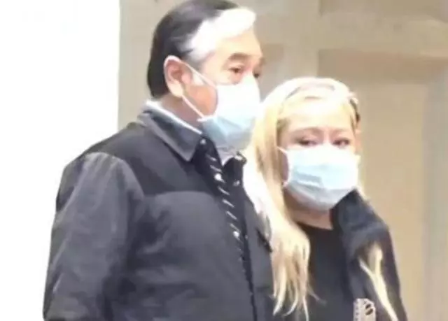 74歲秦沛外出逛街,與妻子同框像兩代人,手挽手羨煞旁人~~~