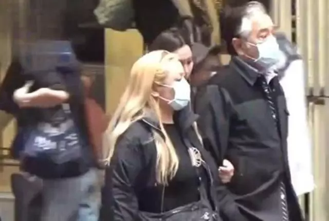 74歲秦沛外出逛街,與妻子同框像兩代人,手挽手羨煞旁人~~~