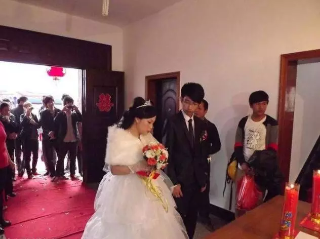婚後度蜜月,回來發現娘家陪嫁的婚房住進了陌生人,我怒而報警