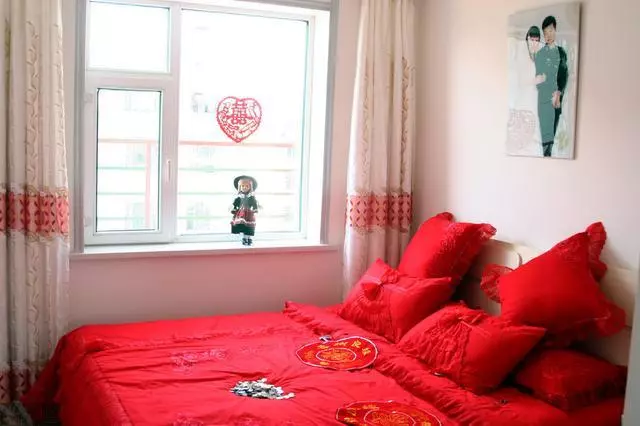 婚後度蜜月,回來發現娘家陪嫁的婚房住進了陌生人,我怒而報警