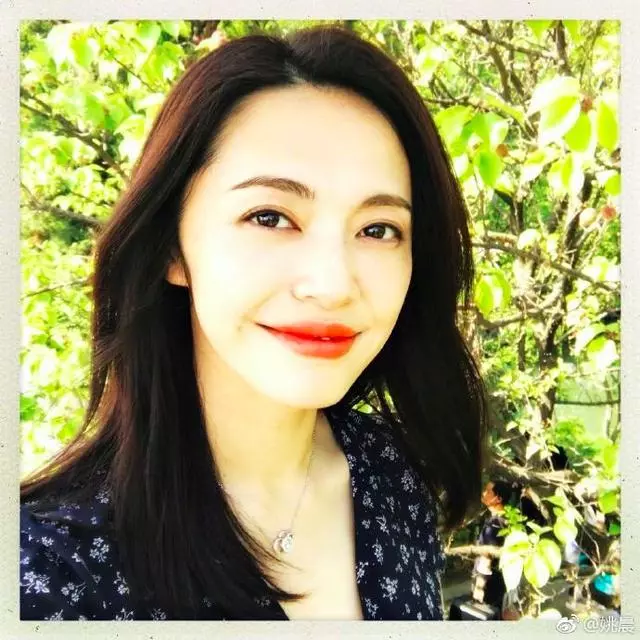 姚晨帶一雙兒女去郊遊,兒子超像爸爸曹郁,女兒標誌性嘴唇像媽媽!