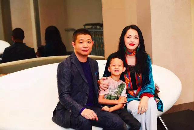 姚晨帶一雙兒女去郊遊,兒子超像爸爸曹郁,女兒標誌性嘴唇像媽媽!