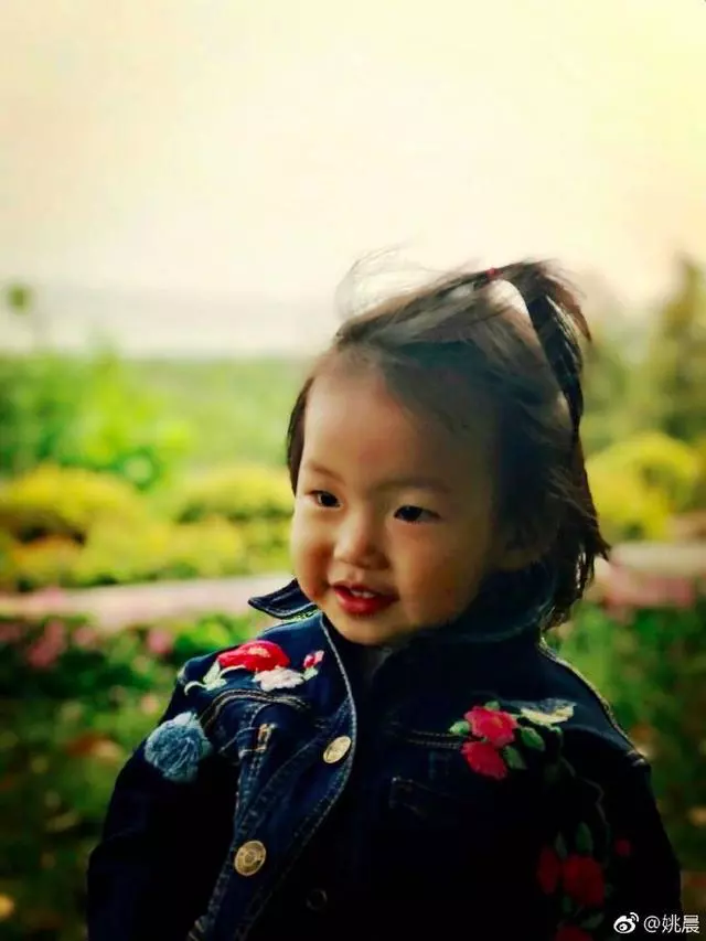 姚晨帶一雙兒女去郊遊,兒子超像爸爸曹郁,女兒標誌性嘴唇像媽媽!