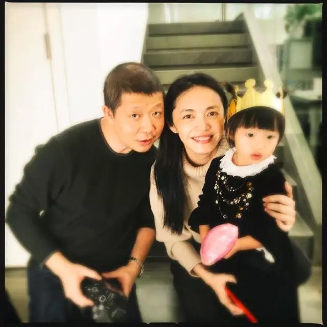 姚晨帶一雙兒女去郊遊,兒子超像爸爸曹郁,女兒標誌性嘴唇像媽媽!