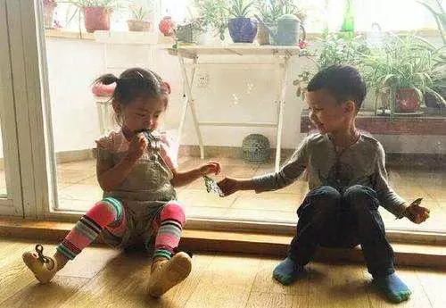 姚晨帶一雙兒女去郊遊,兒子超像爸爸曹郁,女兒標誌性嘴唇像媽媽!