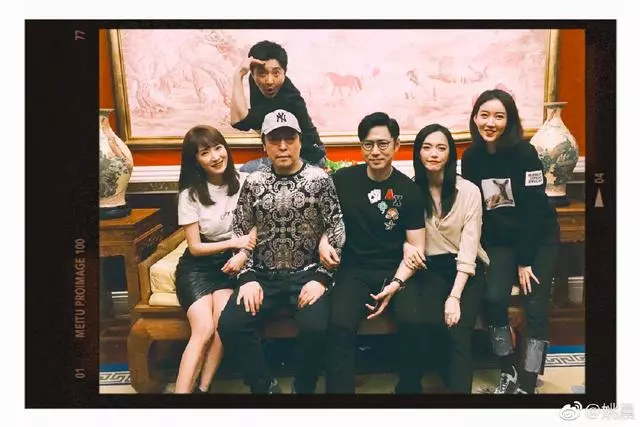 姚晨帶一雙兒女去郊遊,兒子超像爸爸曹郁,女兒標誌性嘴唇像媽媽!