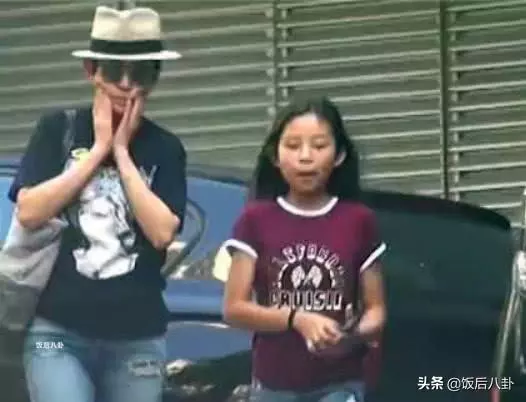陳可辛開豪車帶女兒看電影,12歲陳是知身材纖細眉眼很像吳君如!