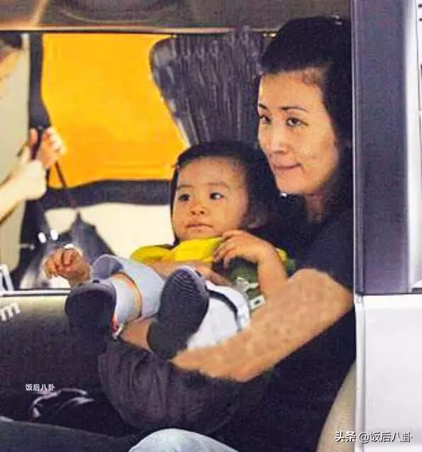 陳可辛開豪車帶女兒看電影,12歲陳是知身材纖細眉眼很像吳君如!