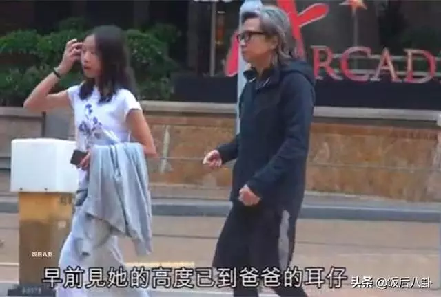 陳可辛開豪車帶女兒看電影,12歲陳是知身材纖細眉眼很像吳君如!