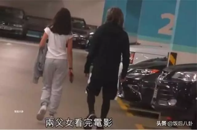 陳可辛開豪車帶女兒看電影,12歲陳是知身材纖細眉眼很像吳君如!