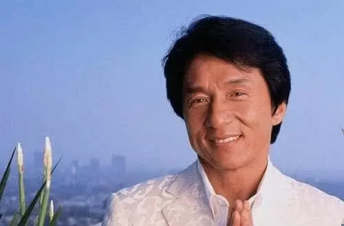 (外媒爆成龍因心髒病發作已去世,)遺照曝光引熱議,其好友發文回應