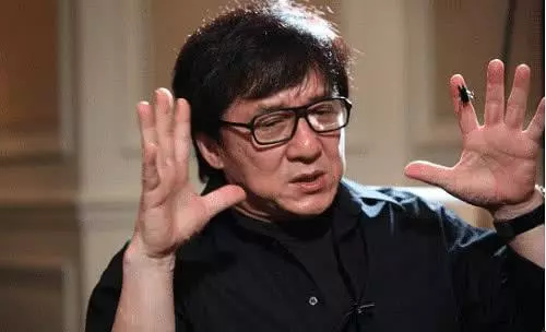 (外媒爆成龍因心髒病發作已去世,)遺照曝光引熱議,其好友發文回應