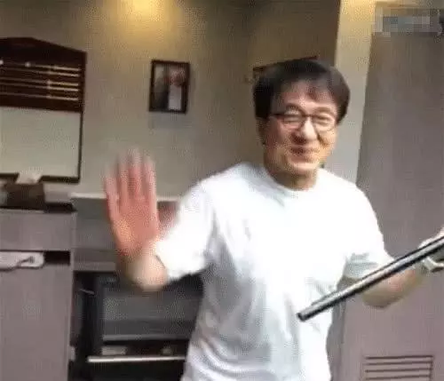 (外媒爆成龍因心髒病發作已去世,)遺照曝光引熱議,其好友發文回應