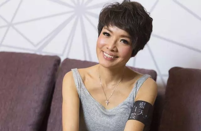 當紅時因車禍毀容不孕,絕望到自殺,男友向她求婚三次終獲幸福