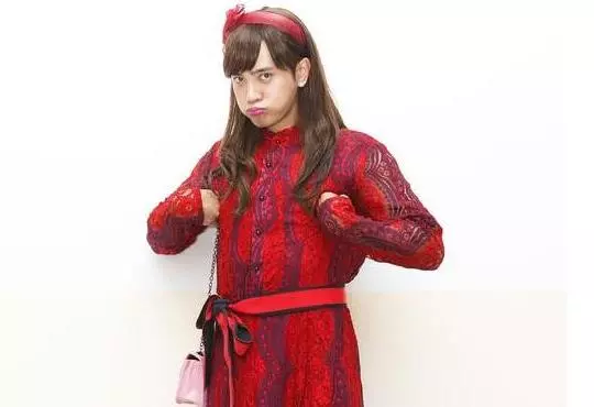 沈騰那英同台演唱,還原王菲98年春晚造型,被稱為「西虹市天后」