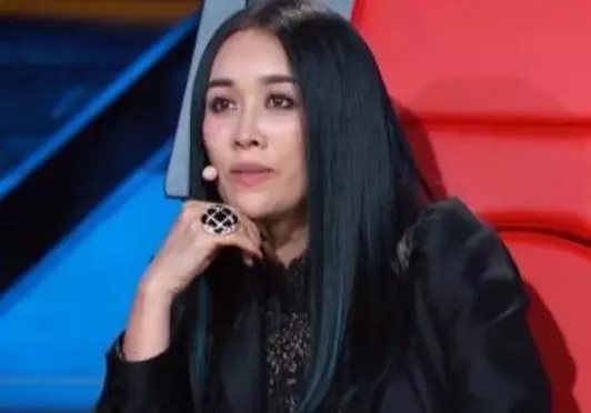 沈騰那英同台演唱,還原王菲98年春晚造型,被稱為「西虹市天后」