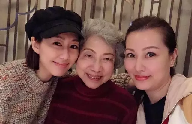 古天樂唯一承認過的女友!44歲「夢姑」與人聚餐,皮膚白皙仍美貌