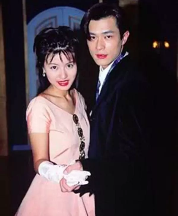 古天樂唯一承認過的女友!44歲「夢姑」與人聚餐,皮膚白皙仍美貌