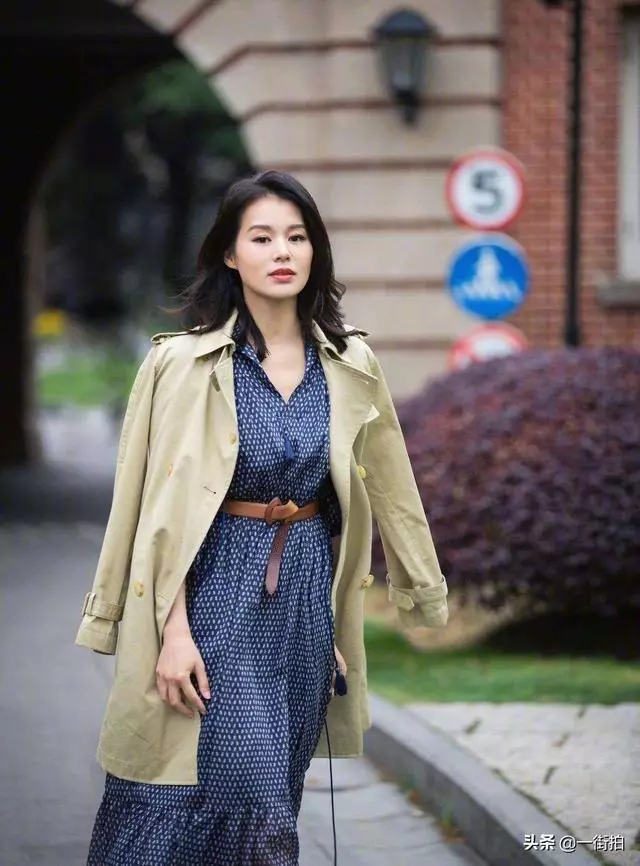39歲胡杏兒曬二胎孕照,一身蟒蛇裝超搶鏡,老公貼身護妻羨煞旁人~