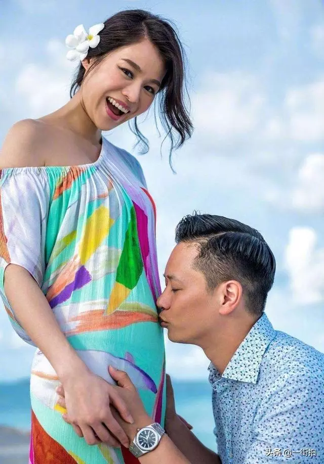 39歲胡杏兒曬二胎孕照,一身蟒蛇裝超搶鏡,老公貼身護妻羨煞旁人~