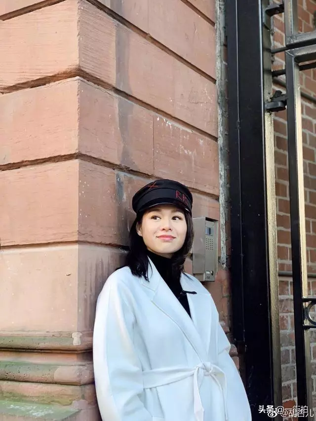 39歲胡杏兒曬二胎孕照,一身蟒蛇裝超搶鏡,老公貼身護妻羨煞旁人~