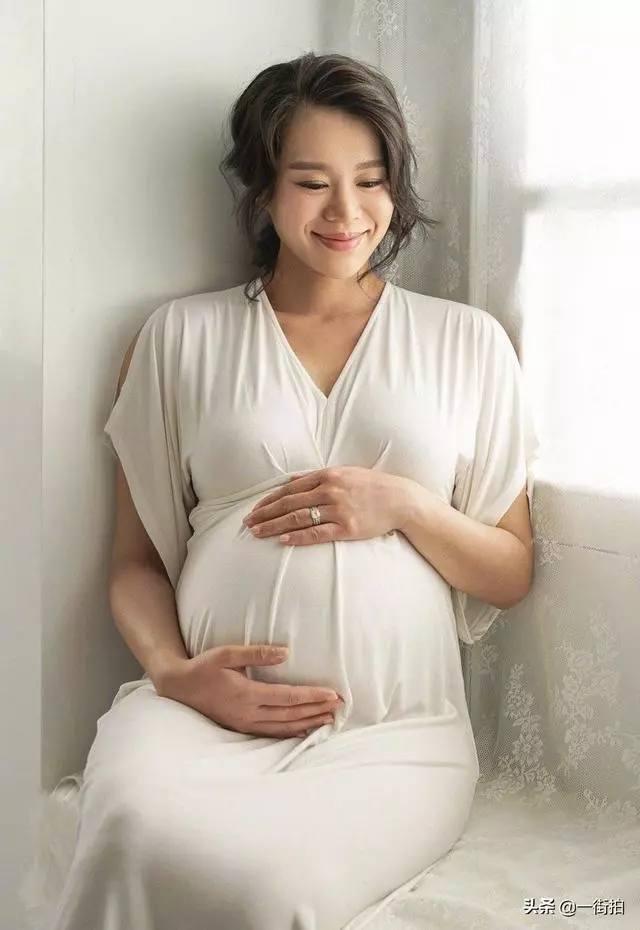 39歲胡杏兒曬二胎孕照,一身蟒蛇裝超搶鏡,老公貼身護妻羨煞旁人~