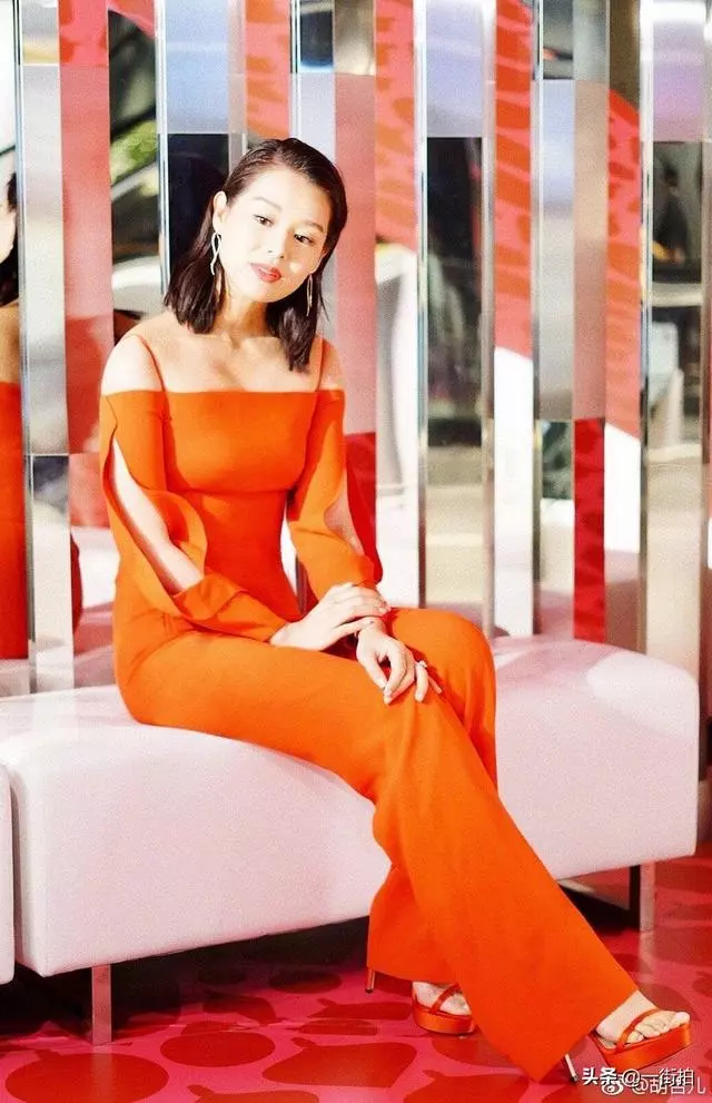 39歲胡杏兒曬二胎孕照,一身蟒蛇裝超搶鏡,老公貼身護妻羨煞旁人~