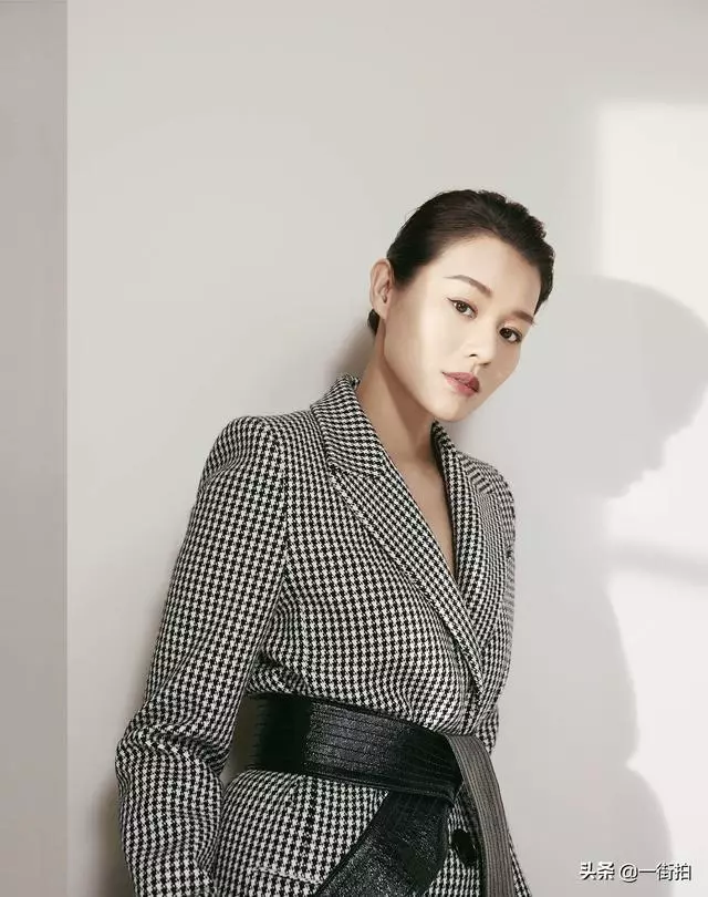 39歲胡杏兒曬二胎孕照,一身蟒蛇裝超搶鏡,老公貼身護妻羨煞旁人~