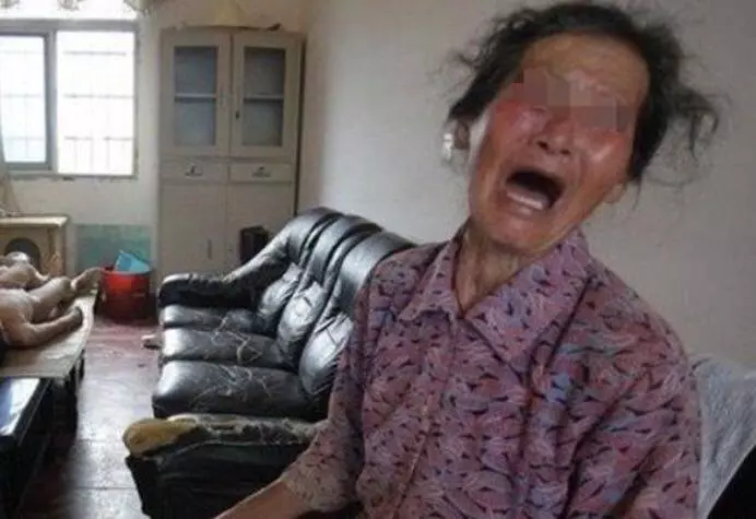 女兒遠嫁三年未歸,寄回一罐蜂蜜母親捨不得吃,半年後打開報了警