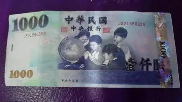 大面額「假鈔流入市面」一千、伍佰都淪陷!他用這招「一秒辨真假」...不學小心吃大虧!
