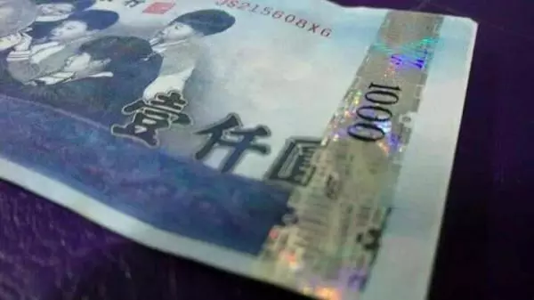 大面額「假鈔流入市面」一千、伍佰都淪陷!他用這招「一秒辨真假」...不學小心吃大虧!