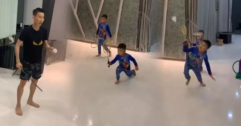 宗偉與兒子在家打羽球 網友贊孩子有天份