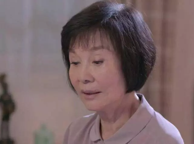 老公去加班忘帶錢包我給他送去,下樓看到他的車,走進一看我愣了!