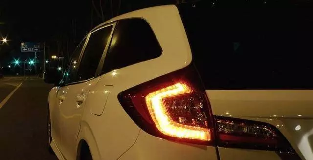 老公去加班忘帶錢包我給他送去,下樓看到他的車,走進一看我愣了!