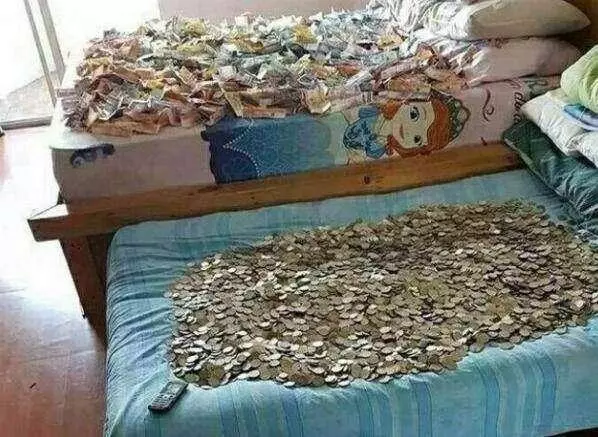 妻子打掃床下衛生,卻挪不動床,掀開床板後無法淡定了