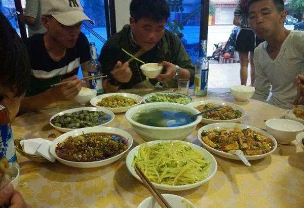 妻子打掃床下衛生,卻挪不動床,掀開床板後無法淡定了