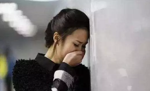 「前夫再婚我隆重出席,看到新娘推著輪椅出來,我偷偷離場了」