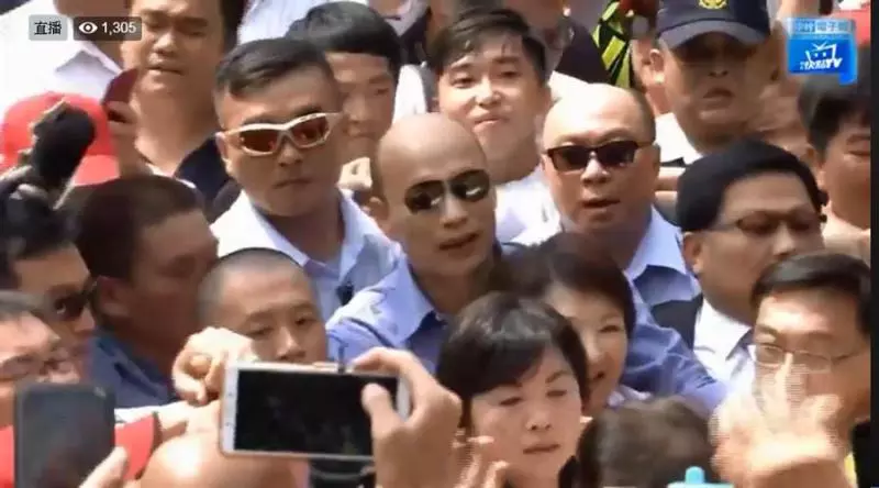 人潮擠爆鎮瀾宮...........