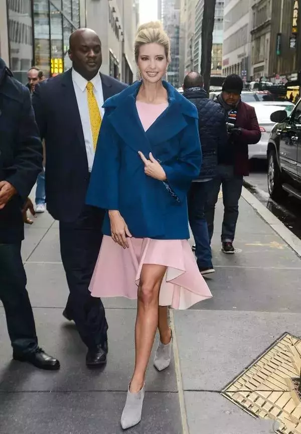 「美國第一女兒」伊萬卡,38歲依舊超模身材,黑衣白裙高級氣質!