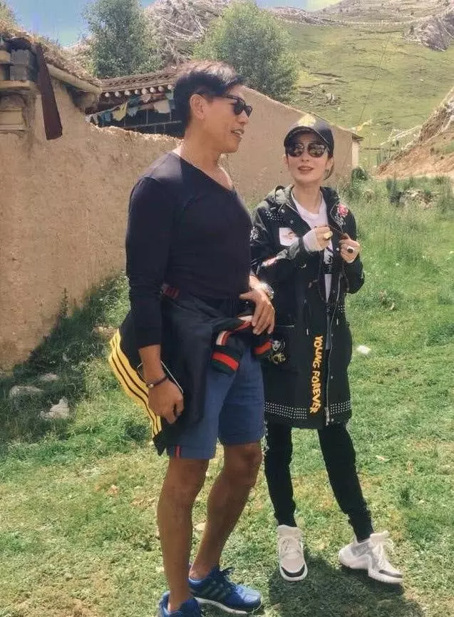 50歲張敏與56歲張耀揚同框,烏鴉哥皮膚黝黑,越來越面善!